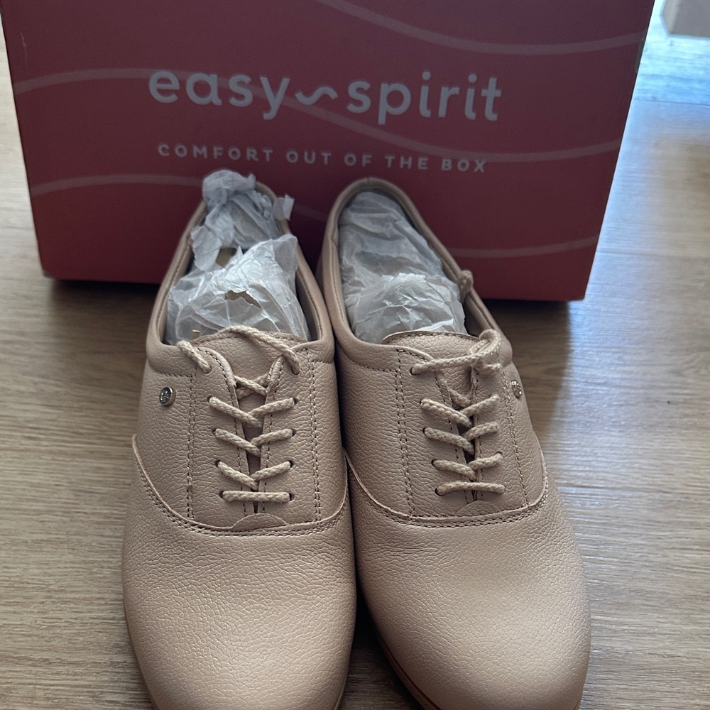 New in box Easy Spirit Women's Motion Lace up Oxford